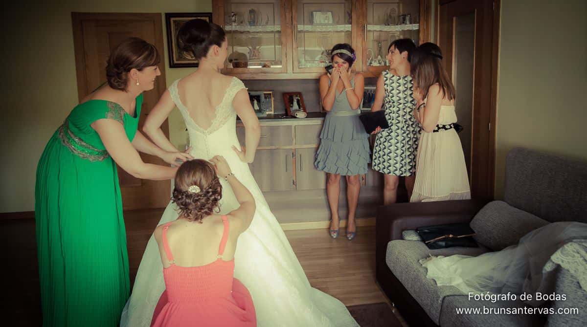 Así se han quedado las amigas de la novia cuando la han visto vestida!!