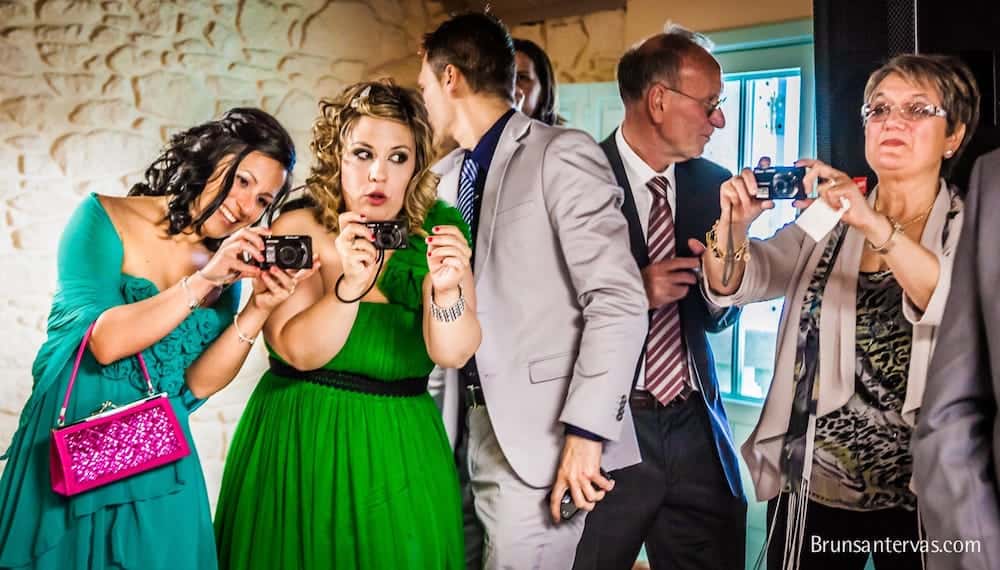 Como se lo curran los invitados para hacer fotos en una boda