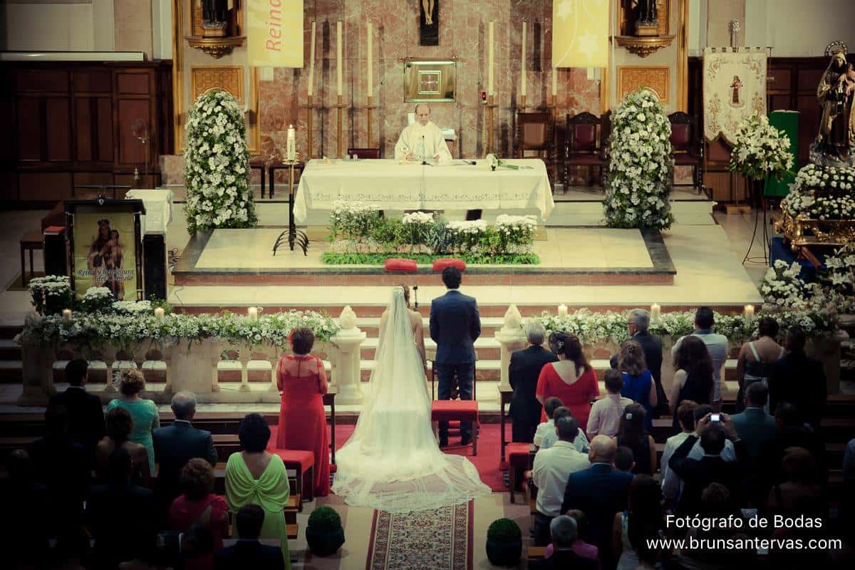 Decoración de la iglesia el día de la boda.
