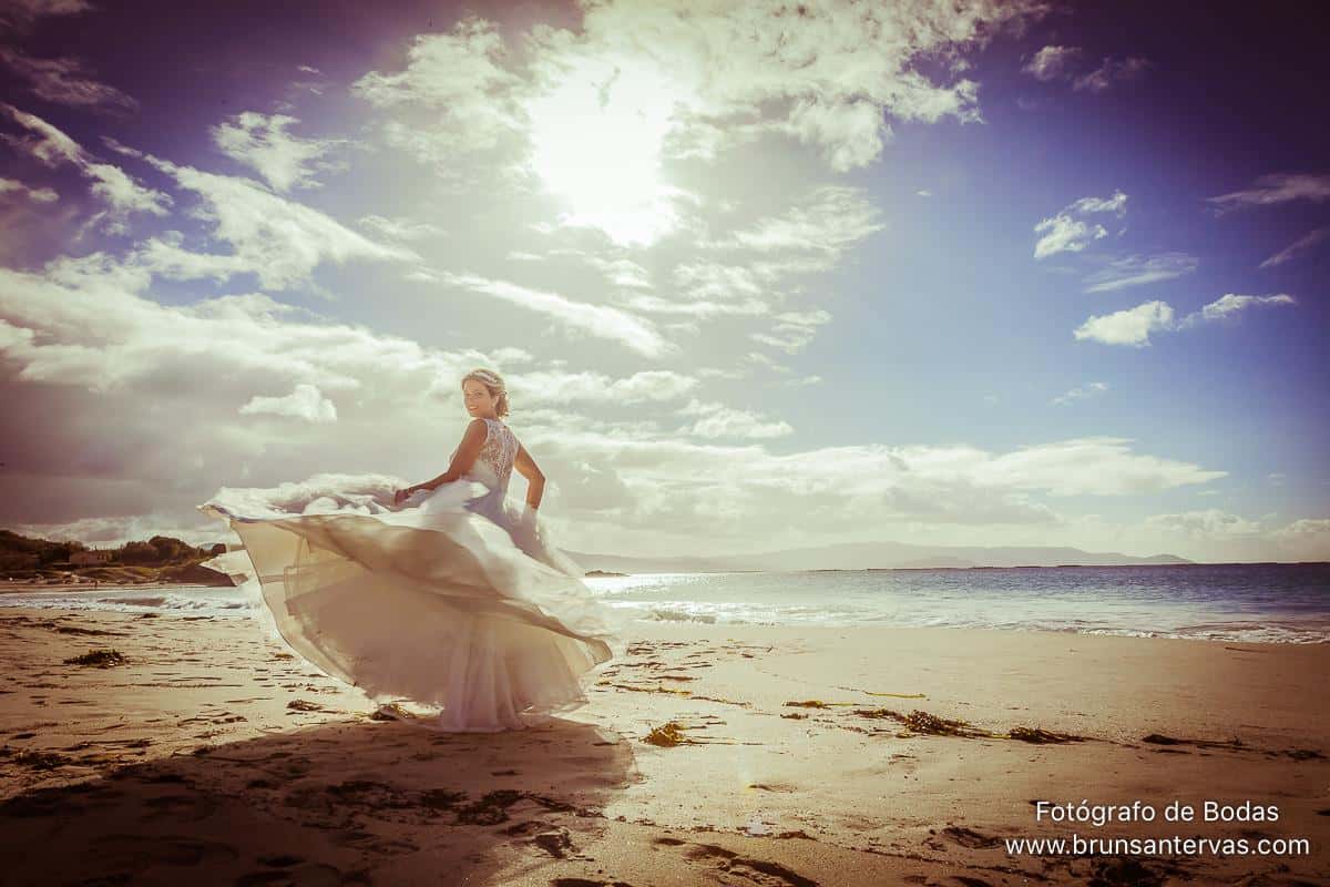 El agua, la playa solitaria y una novia radiante!!!