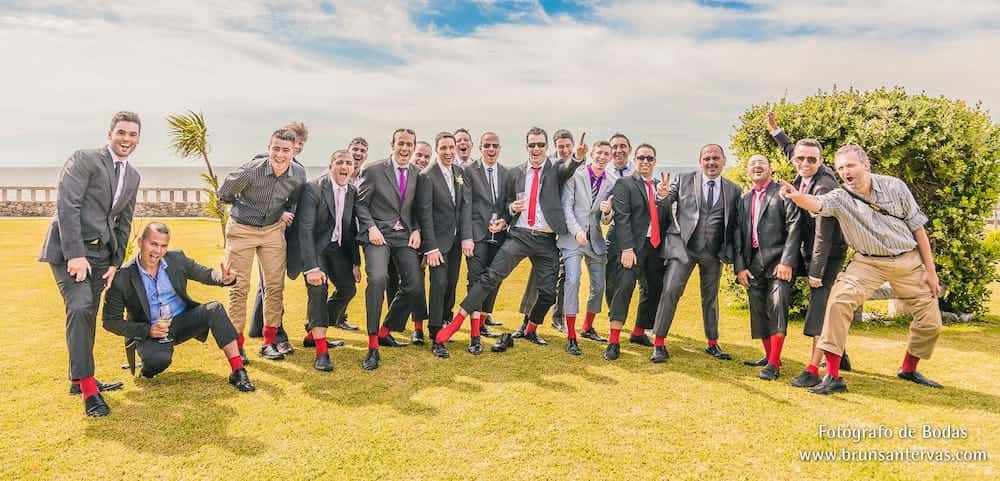 Foto de los invitados con calcetines rojos.
