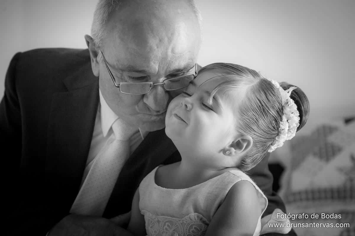 Foto del abuelo con su nieta .
