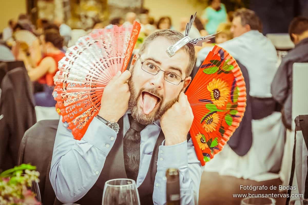 Foto graciosa de un invitado de la boda.