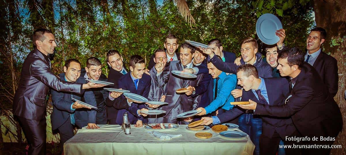 Foto graciosa del novio sirviendo pulpo en la boda.