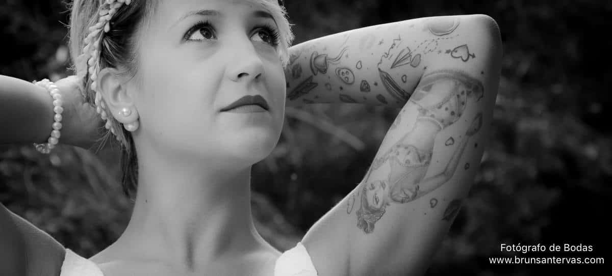 Guapísima novia con sus tatuajes.