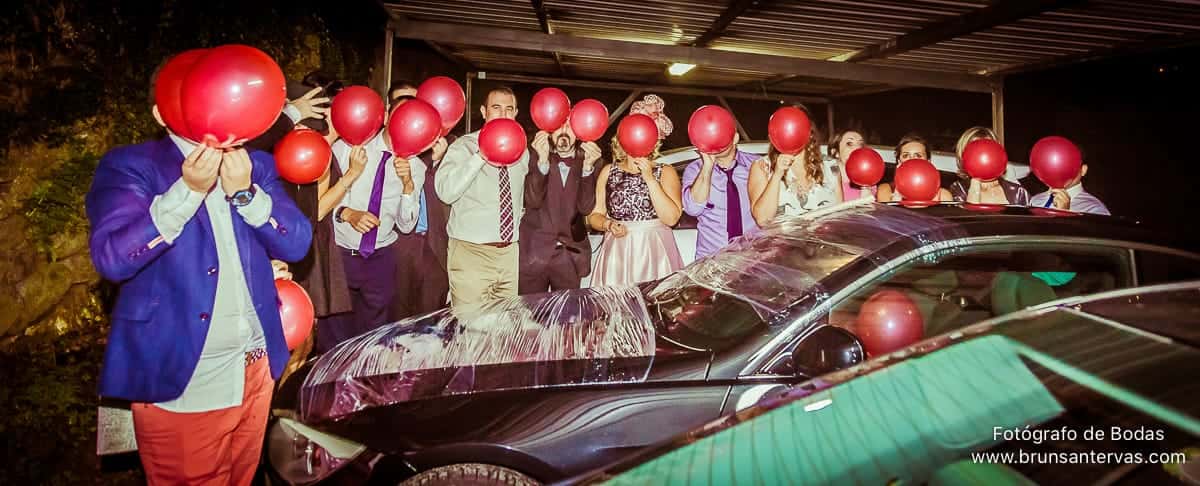 Invitados de la boda haciendo trastadas con el coche de los novios