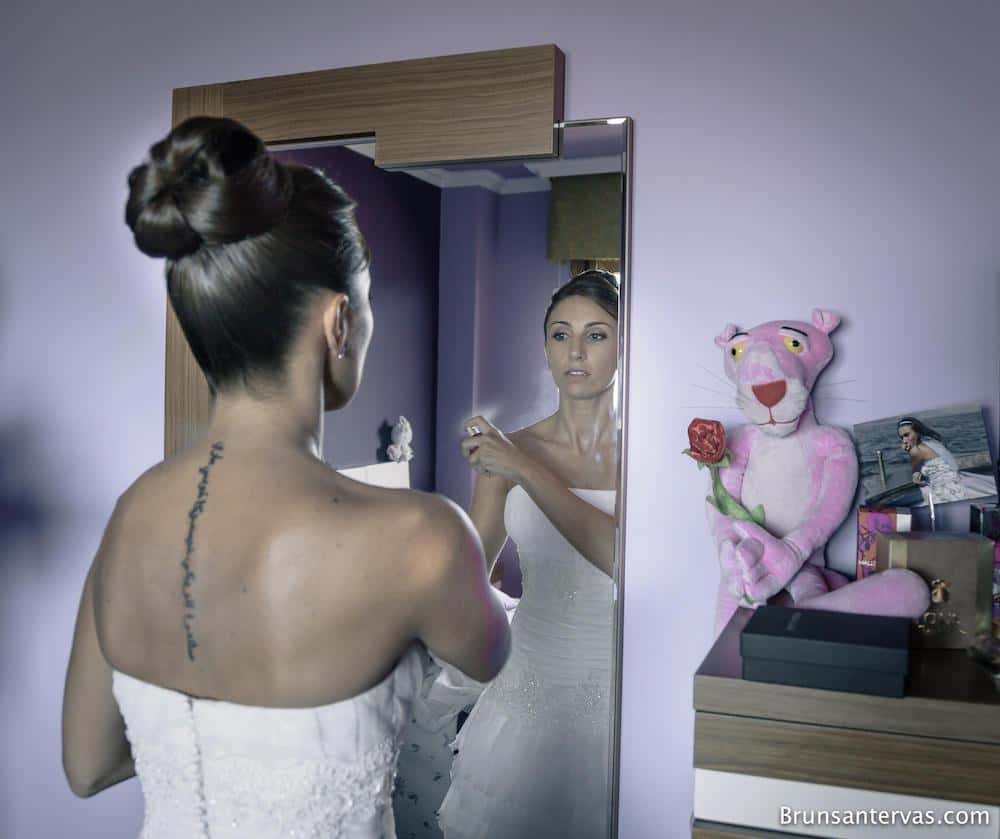 Retoques finales de la novia frente al espejo.