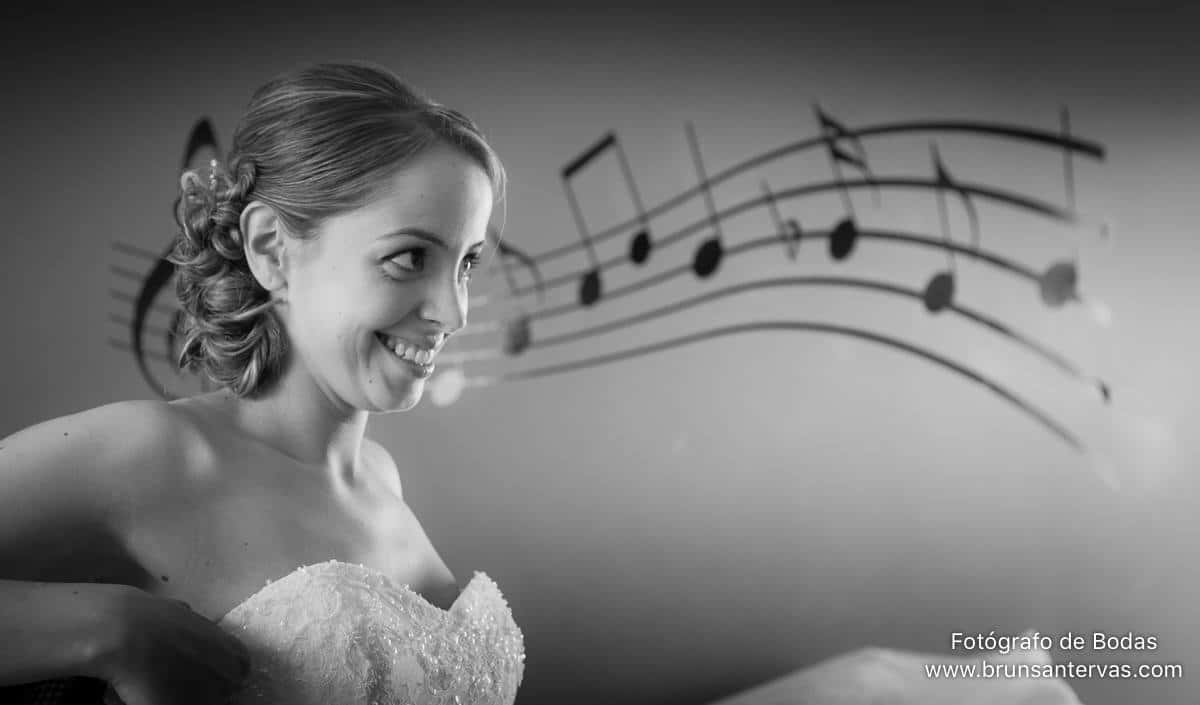 Una novia preciosa, tranquila, elegante, sonriente y llena de música.