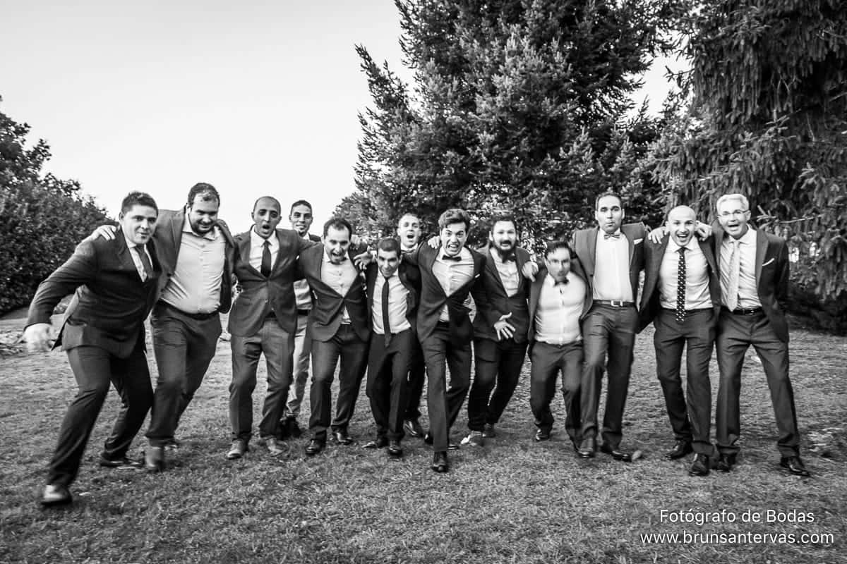 amigos-boda-novio-traje-brunsantervas-fotografo-bodas-galicia