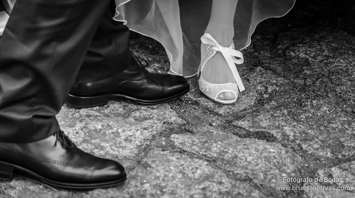 detalle blanco y negro zapatos novia en su boda brunsantervas