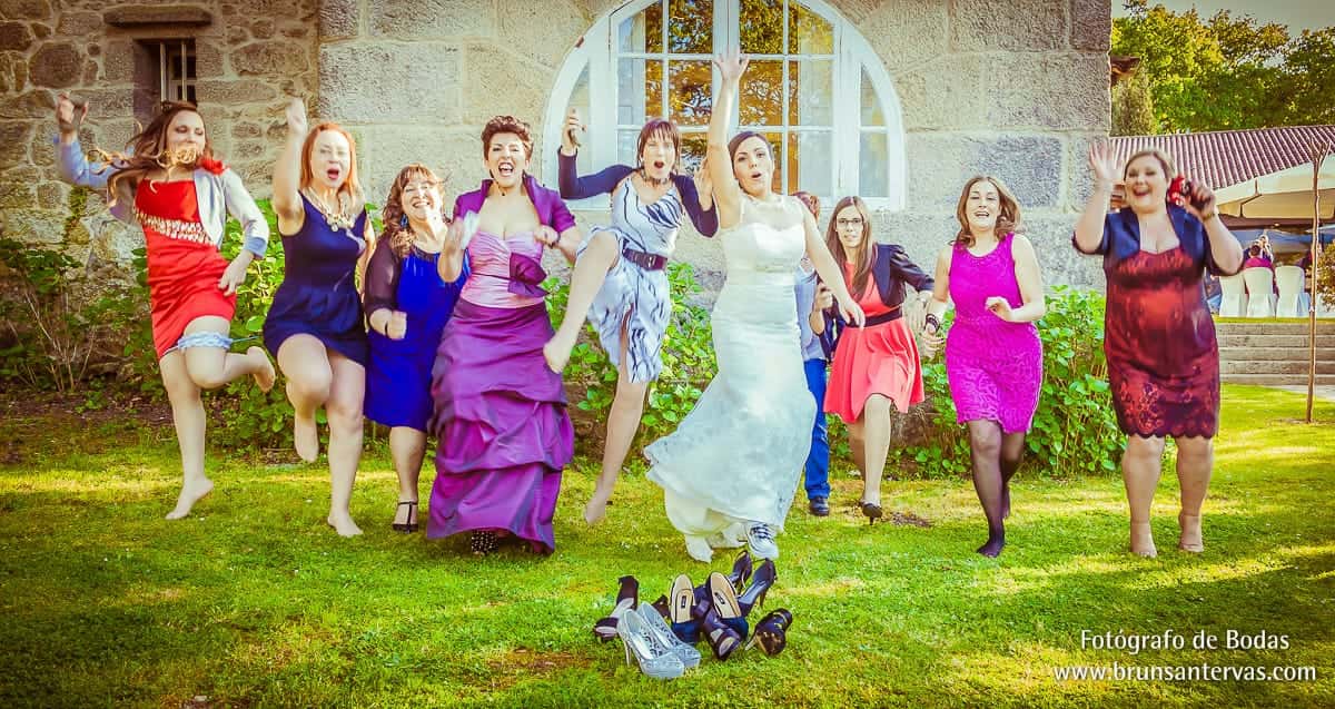 novia-amigas-saltando-boda-brunsantervas-fotografo-bodas-galicia