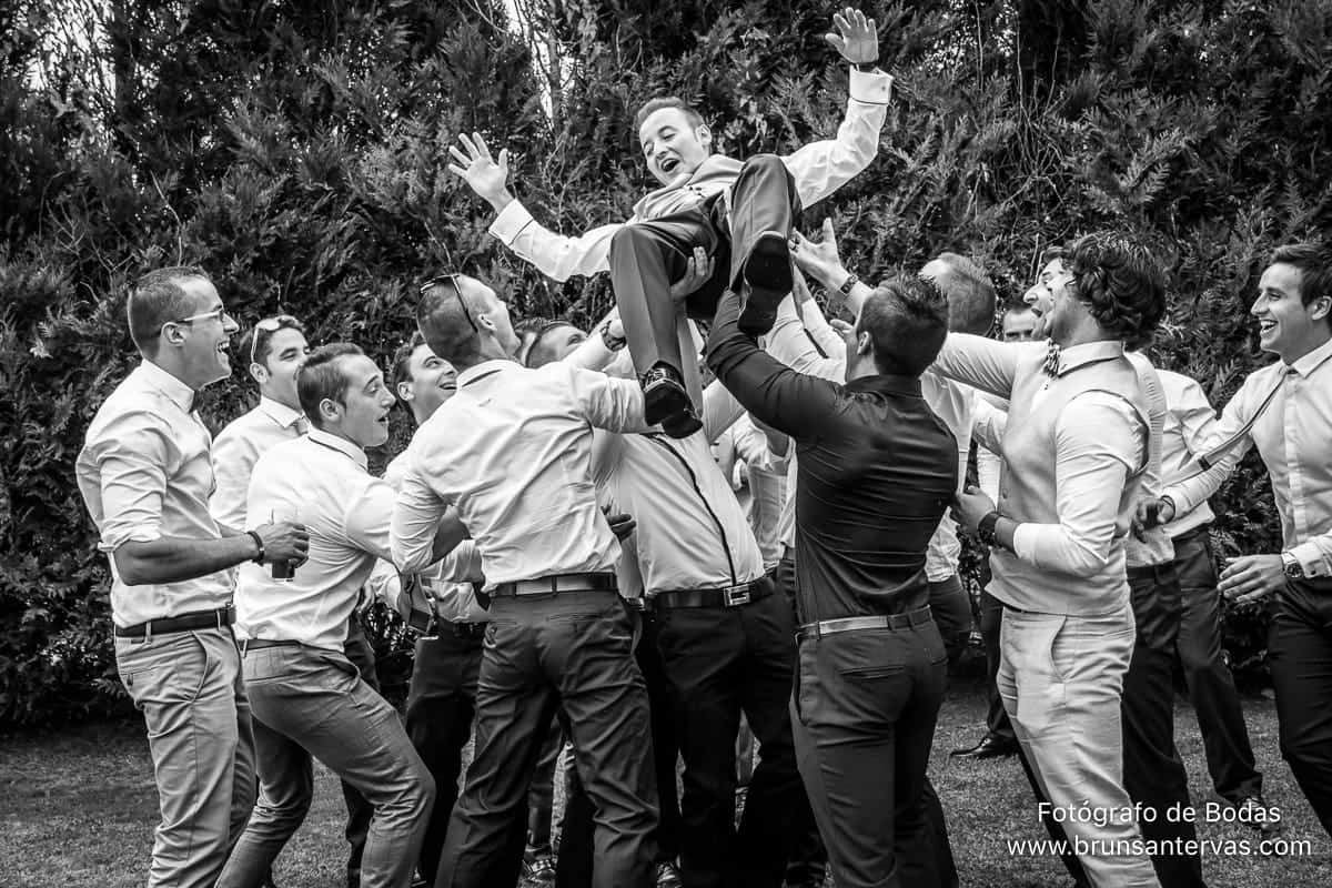 novio en boda con amigos foto divertida brunsantervas