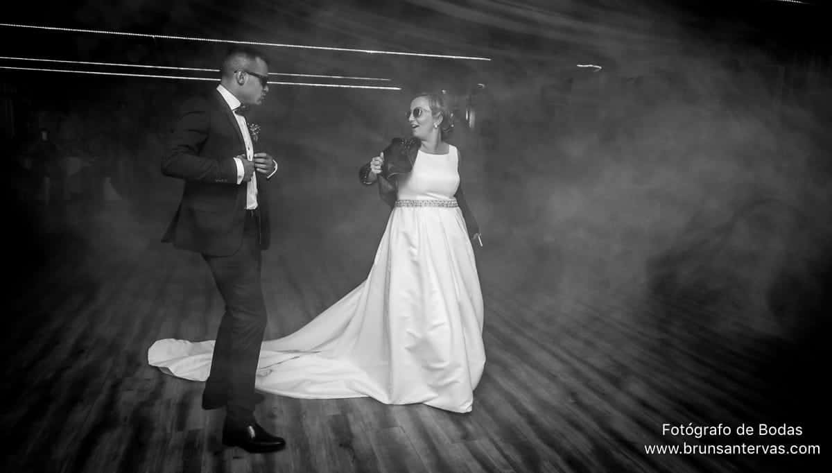 novios-baile-especial-foto-divertida-blanco-nego-brunsantervas-fotografo-bodas-galicia
