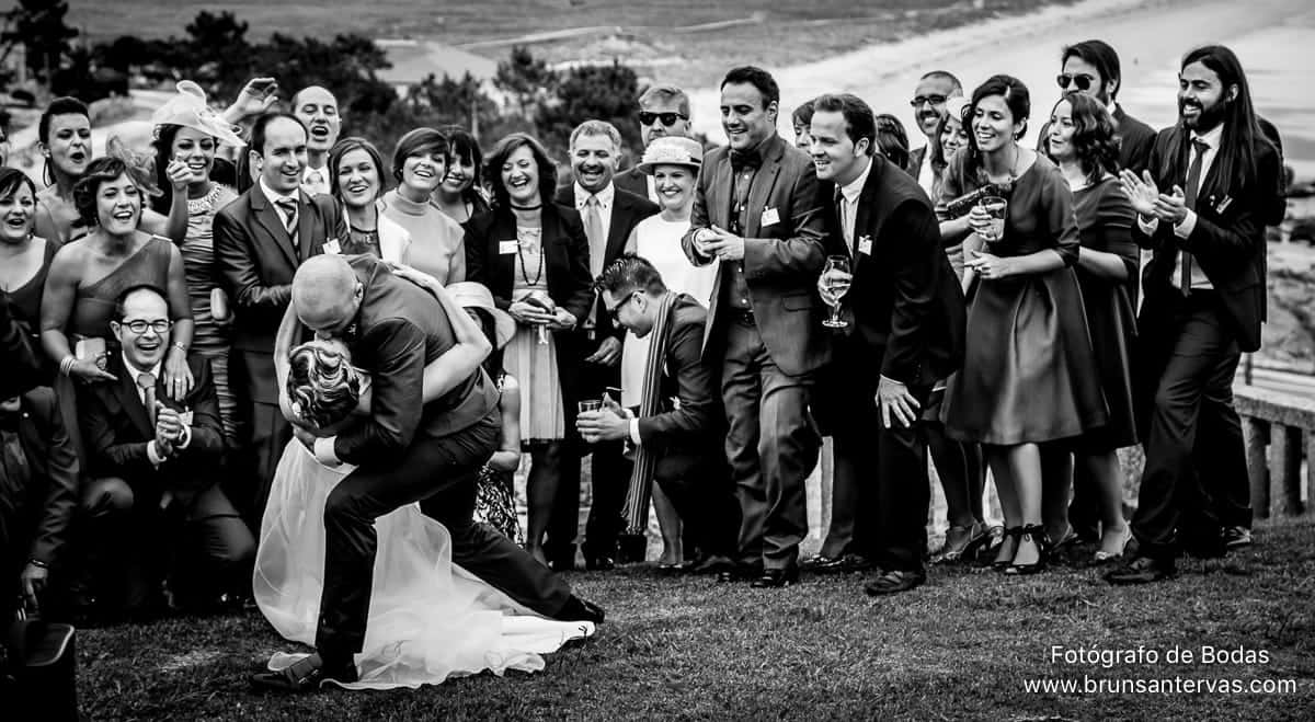 novios-boda-beso-brunsantervas-fotografo-bodas