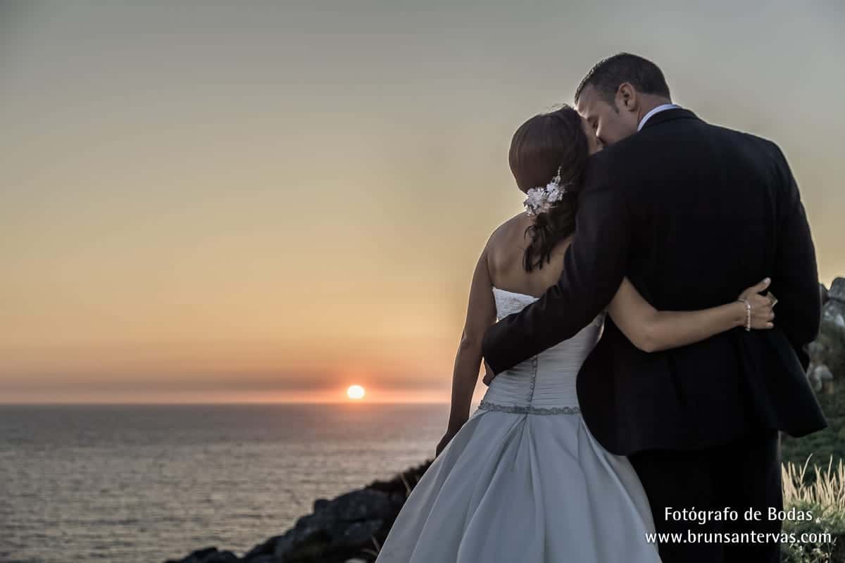 novios-pareja-puesta-sol-boda-brunsantervas-fotografos-bodas