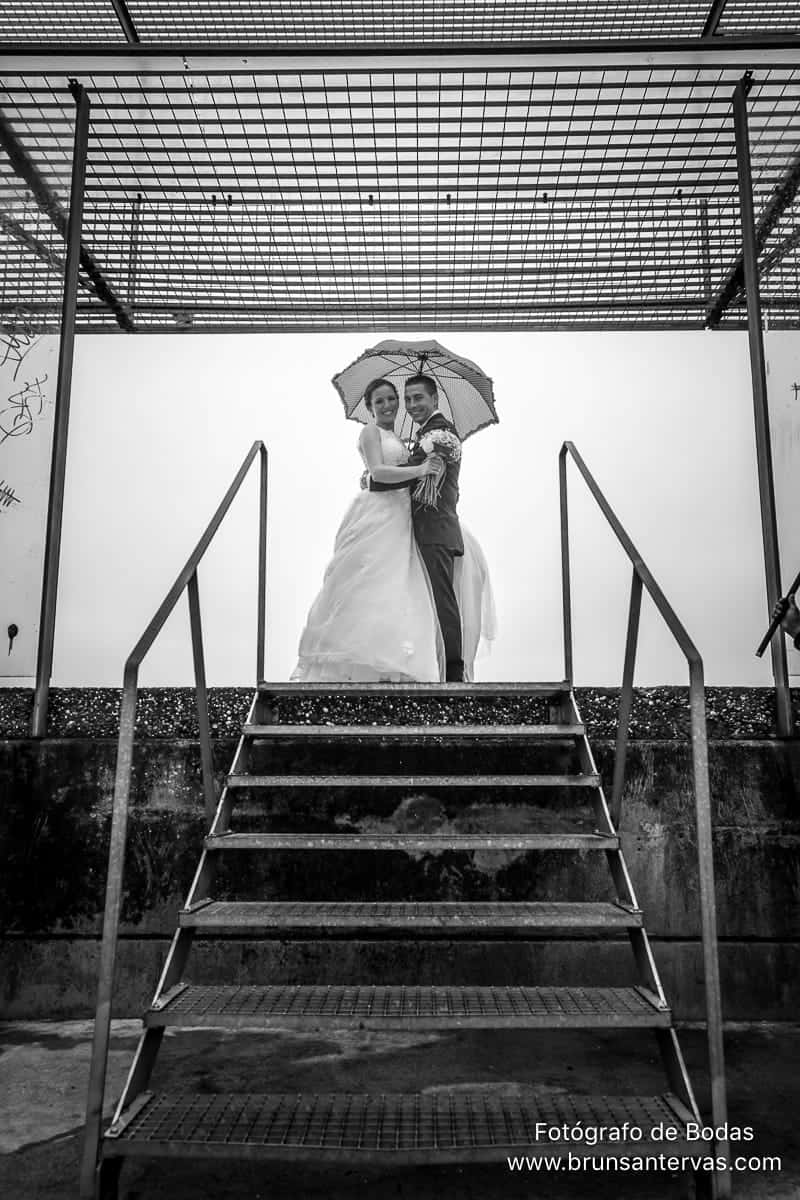 posado-novios-lluvia-paraguas-brunsantervas-fotografo-bodas