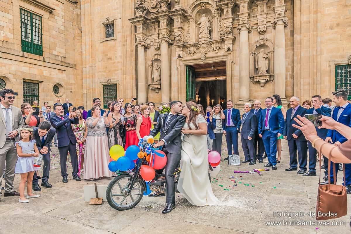 salida iglesia boda novios moto globos brunsantervas